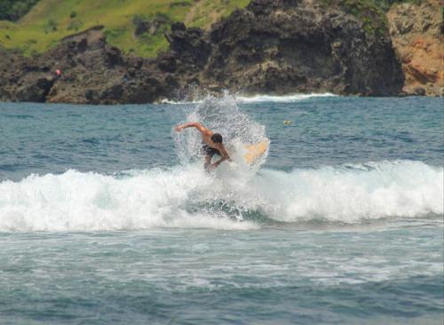 Surfing Gunungkidul. Ig @chukuchu_