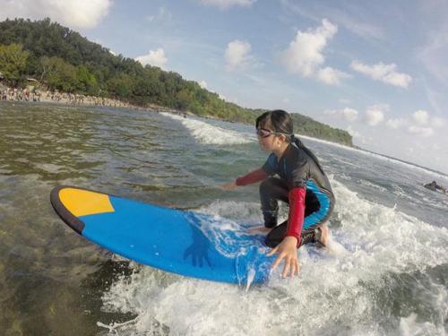 learn surfing jogja. Ig @wediombosurflesson